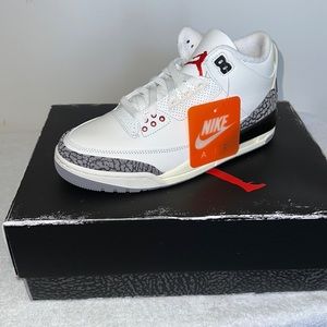 Air Jordan 3 Retro. Size 7M/8.5W. Summit White/Fire Red -Black.